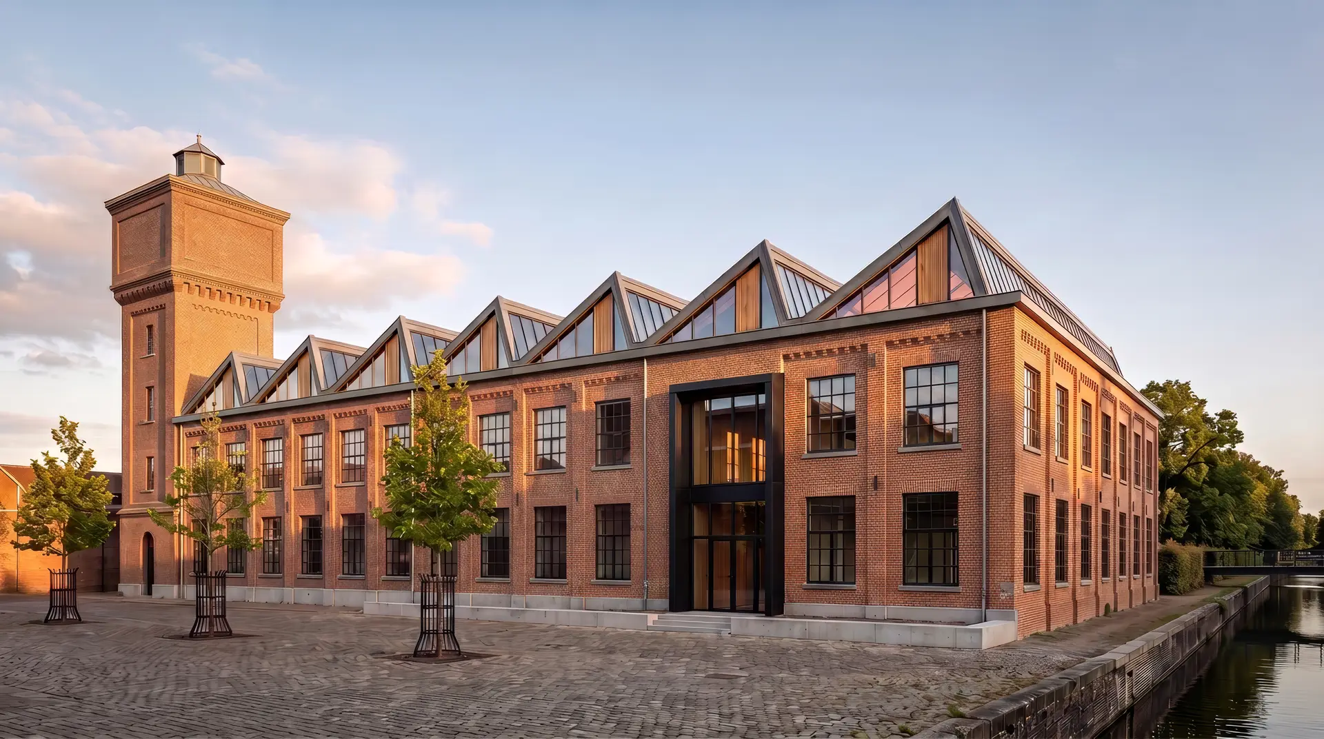 De hal van De Weverij met het baksteenwerk uit 1912 gereinigd en opnieuw gevoegd, de patina van ossenbloed tot oranje intact